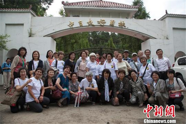 Japanese war orphans visit graves of adoptive Chinese parents