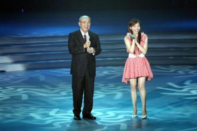 Kuomintang (KMT) Chairman Wu Poh-hsiung (L) sings a song named "The Moon Represents My Heart" with mainland singer Zhang Liangying during a soiree to mark the fifth Cross-Straits Economic, Trade and Culture Forum in Changsha, central China's Hunan Province, July 11, 2009.(Xinhua/Xing Guangli)