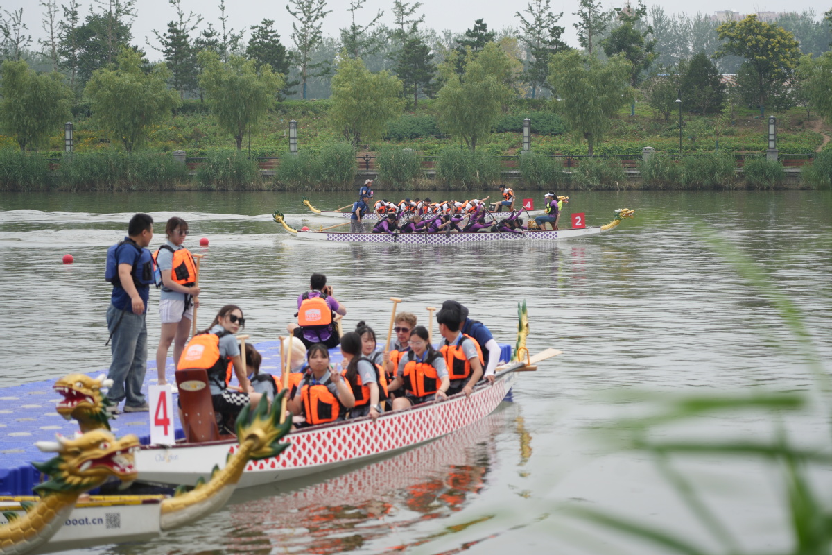 Students from both sides of Taiwan Strait compete in a friendly dragon boat race