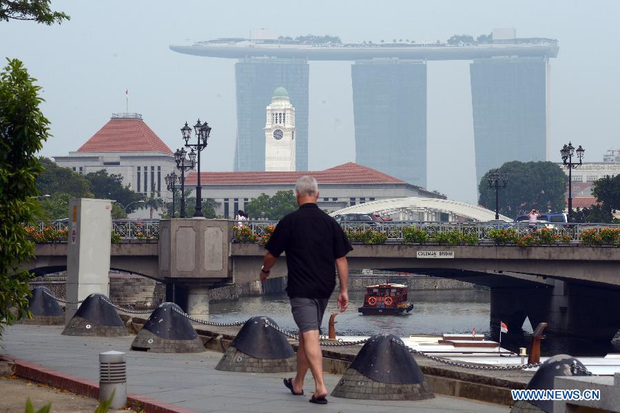 Haze looms over Singapore River, Sept. 13, 2015. Singapore's pollution index 3-hour Pollutant Standards Index (PSI) hits 165 at 9 a.m. and reached the unhealthy level on Sunday.