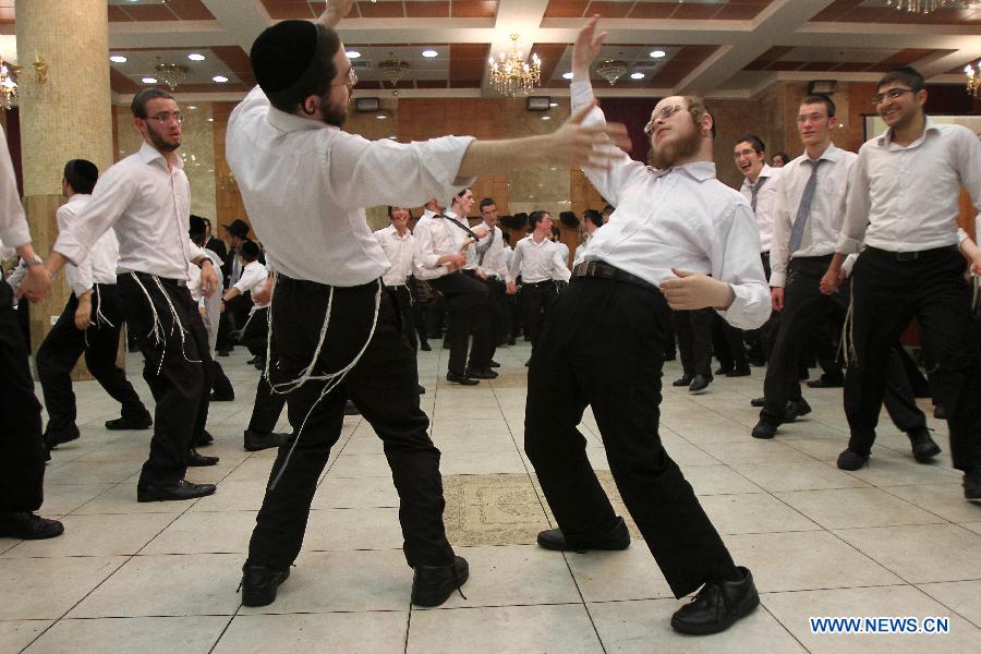 ISRAEL-JERUSALEM-UNTRA ORTHODOX-DANCE-SUKKOT