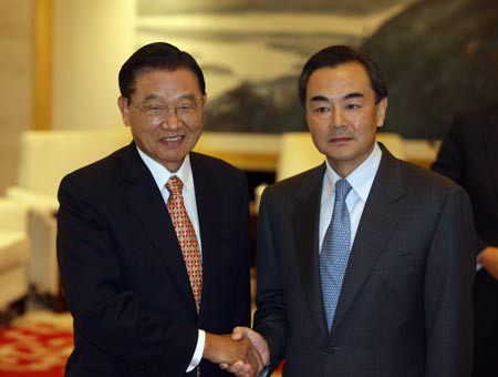 Wang Yi (R), director of the Taiwan Work Office of the Central Committee of the Communist Party of China, meets with Taiwan-based Straits Exchange Foundation (SEF) Chairman Chiang Pin-kung in Nanjing, capital of east China's Jiangsu Province, April 26, 2009. (Xinhua/Xing Guangli)