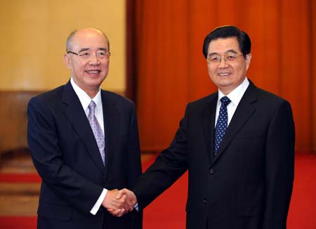 Hu Jintao (R), general secretary of the Communist Party of China (CPC) Central Committee, meets with Kuomintang (KMT) Chairman Wu Poh-hsiung in Beijing, capital of China, on May 26, 2009.