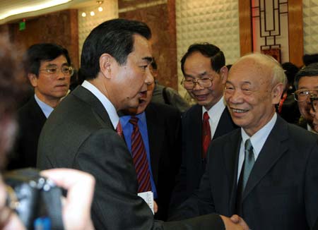 Wang Yi (L front), chief of the Taiwan Affairs Office of the Chinese State Council, greets the overseas Chinese in San Francisco, the United States, June 18, 2009. Wang Yi said here on Thursday that the mainland will focus on economic, cultural and educational cooperation as well as people-to-people exchange with Taiwan in a bid to further promote cross-Strait ties.