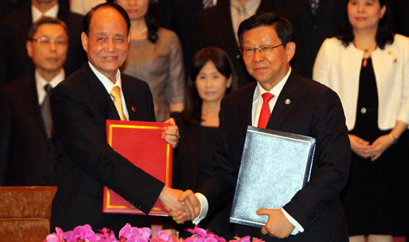 Mainland, Taiwan negotiators sign service trade agreement