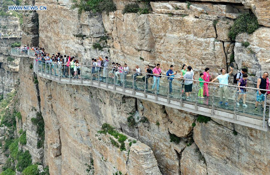 Thrilling experience on cliff at Baishishan scenic spot in North China
