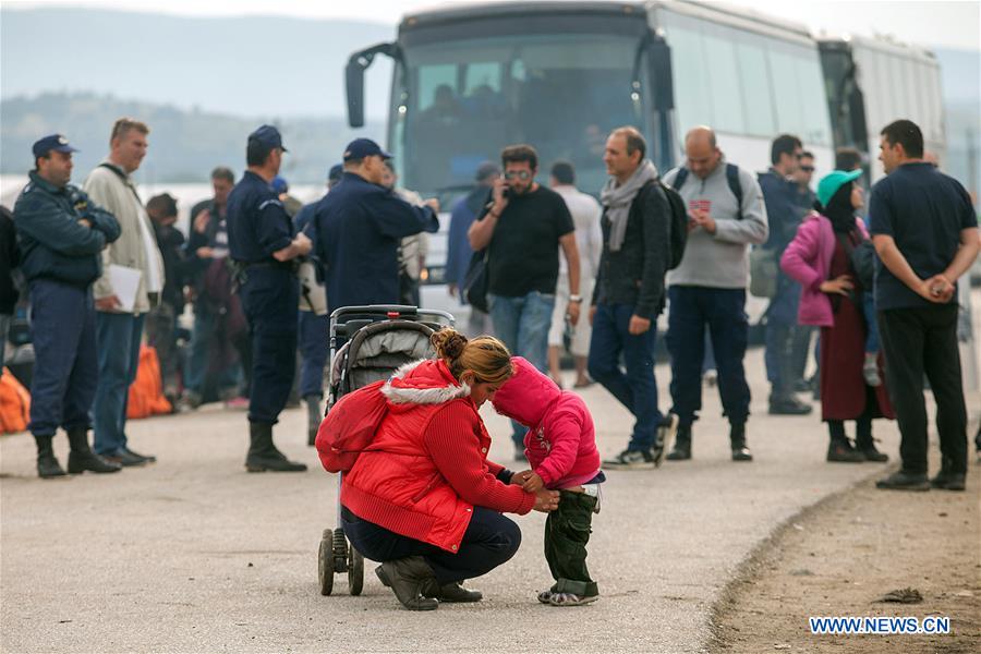 2,000 refugees relocated on first day of major police operation to evacuate Idomeni border camp